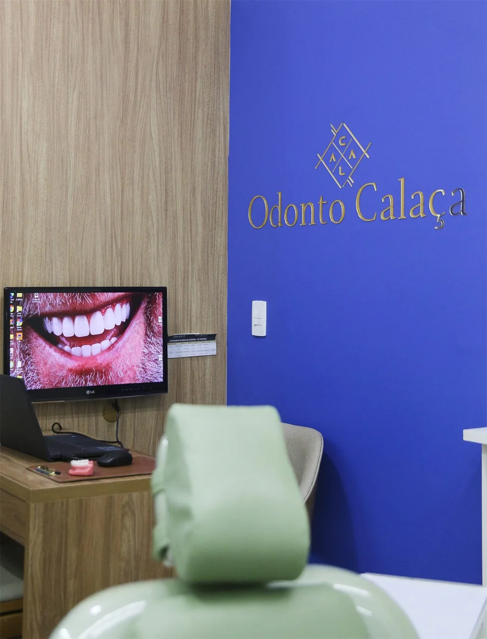 Consultório da Odonto Calaça com cadeira e monitor exibindo imagem bucal