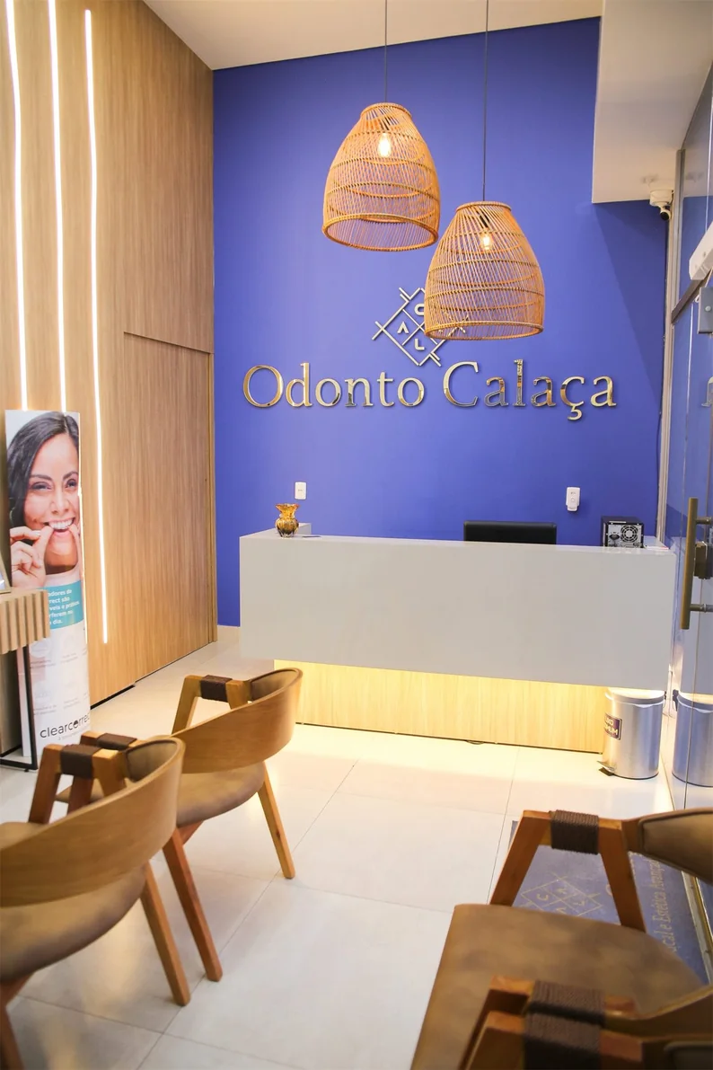 Recepção da Odonto Calaça com logotipo em painel azul